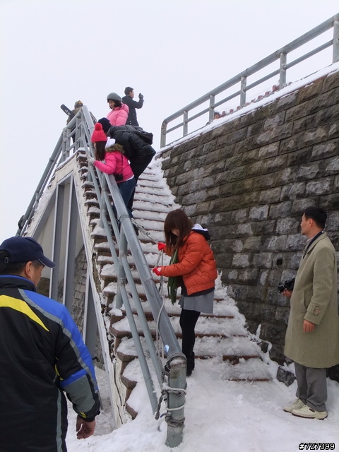 Hello合歡山!!雪季來看您~~(勁戰掛雪鏈攻頂成功!!附影片)