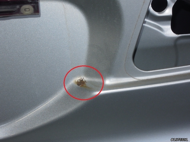 請問各位2002~2005年Previa車友,後車廂車燈板金有沒有生鏽痕跡