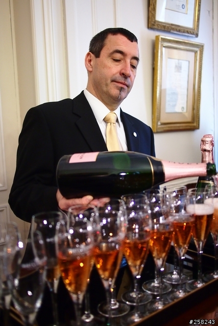 【西西分享】法國DAY5-香檳酒廠 (Moët & Chandon)、Outlet (La Vallée Village)