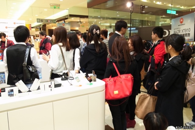 MOTOROLA復興館開幕慶之女神蔓蔓也要RAZR星潮白