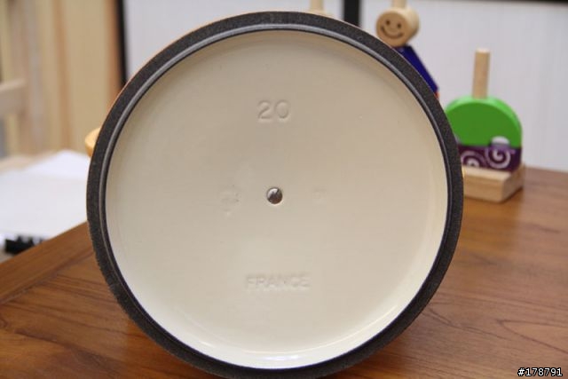 不專業的開箱,新入手的 法國 LE CREUSET 20cm 鑄鐵鍋具 橘色的