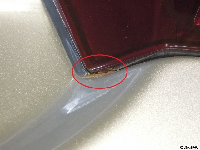 請問各位2002~2005年Previa車友,後車廂車燈板金有沒有生鏽痕跡