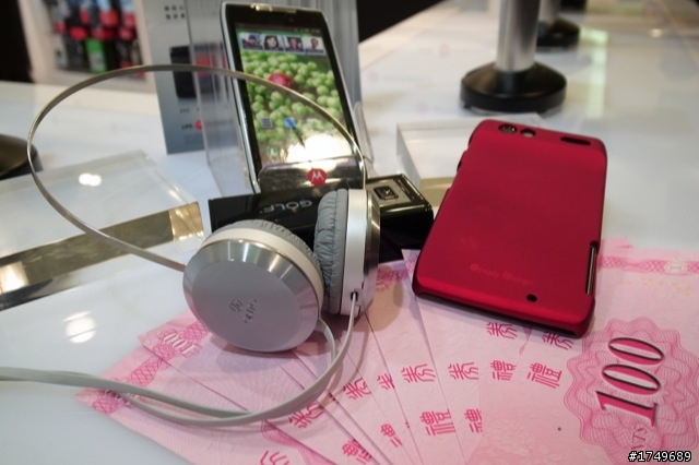 MOTOROLA復興館開幕慶之女神蔓蔓也要RAZR星潮白
