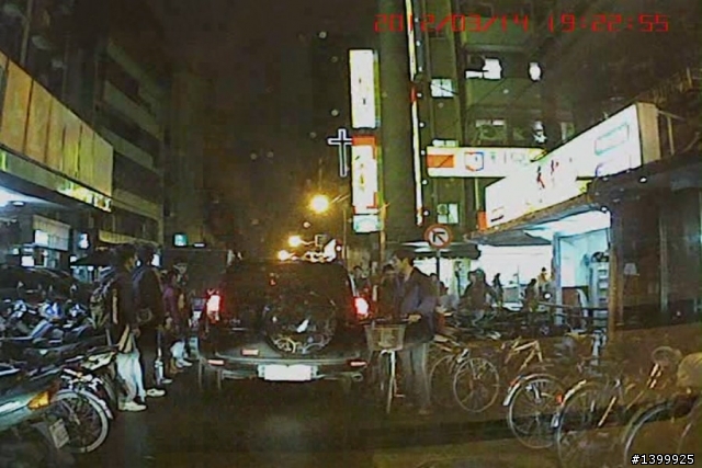 又被腳踏車刮了-可恨的台大學生亂停腳踏車跟愛鑽
