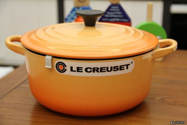 不專業的開箱,新入手的 法國 LE CREUSET 20cm 鑄鐵鍋具 橘色的