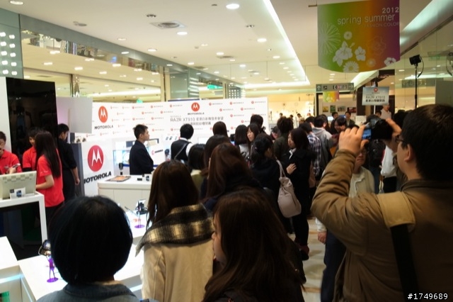 MOTOROLA復興館開幕慶之女神蔓蔓也要RAZR星潮白