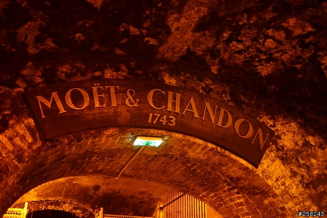 【西西分享】法國DAY5-香檳酒廠 (Moët & Chandon)、Outlet (La Vallée Village)