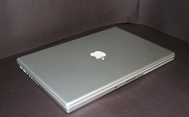 iPad2的外殼V.S.2006 年的Macbook Pro的外殼