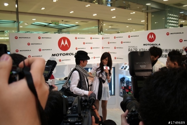 MOTOROLA復興館開幕慶之女神蔓蔓也要RAZR星潮白