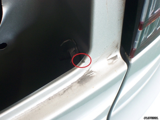 請問各位2002~2005年Previa車友,後車廂車燈板金有沒有生鏽痕跡