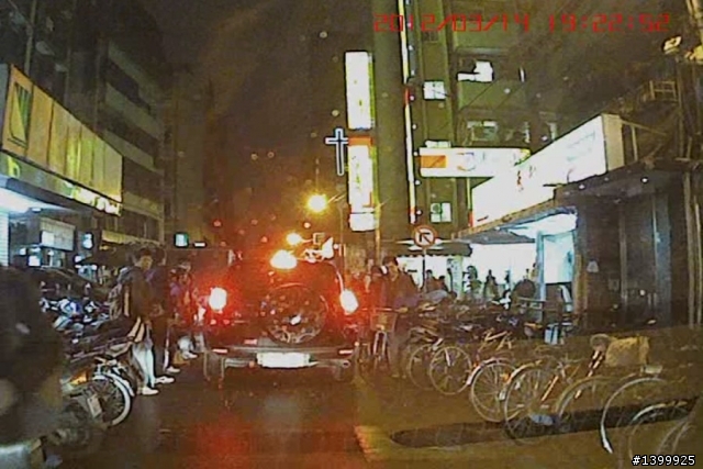 又被腳踏車刮了-可恨的台大學生亂停腳踏車跟愛鑽