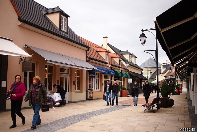 【西西分享】法國DAY5-香檳酒廠 (Moët & Chandon)、Outlet (La Vallée Village)
