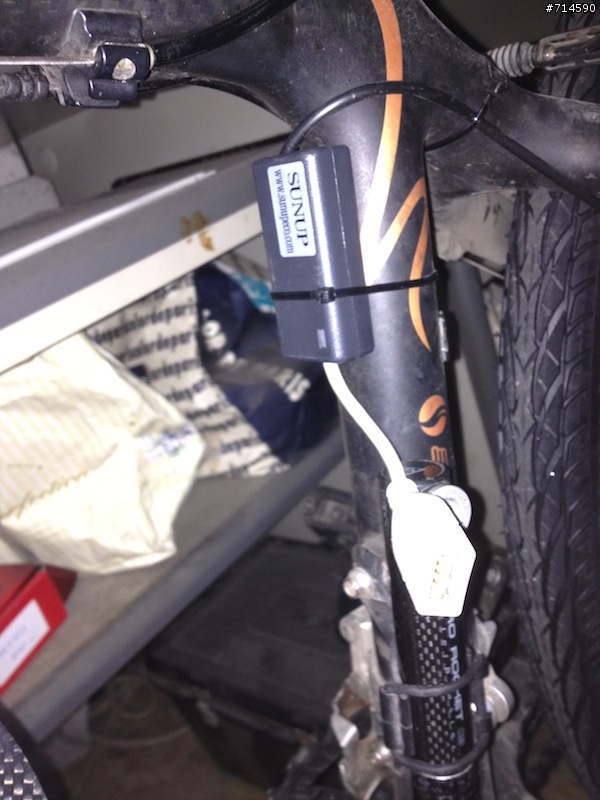 加裝 SUNUP 發電器 替 iPhone 4s 充電與任一種智慧型手機充飽飽的電 (登山車示範)