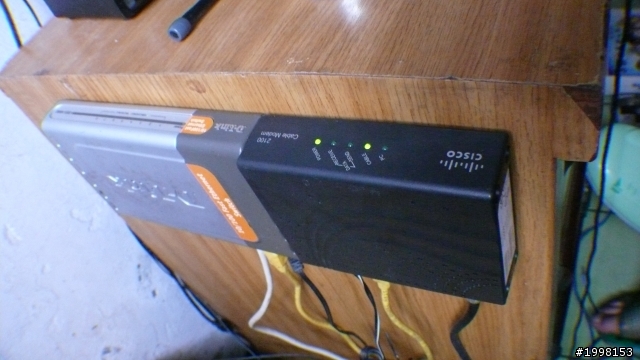早上起床無聊,把電腦右邊CRT電視搬走後~