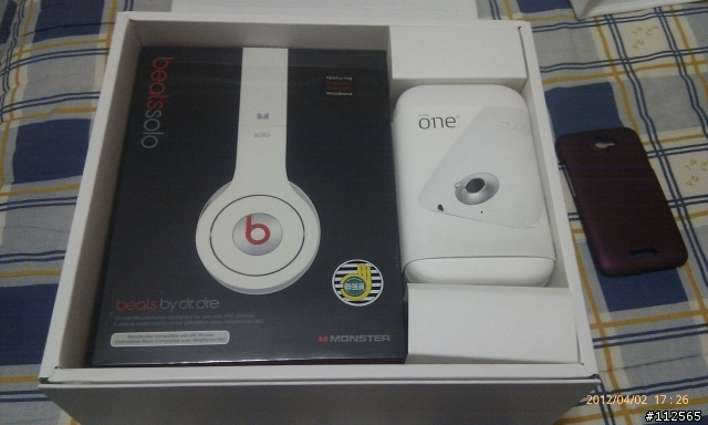 HTC One X (貝殼白) 開箱照 (補上耳機 Beats Solo)
