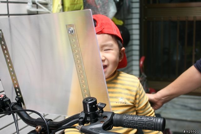 嘟嘟的......................防彈車
