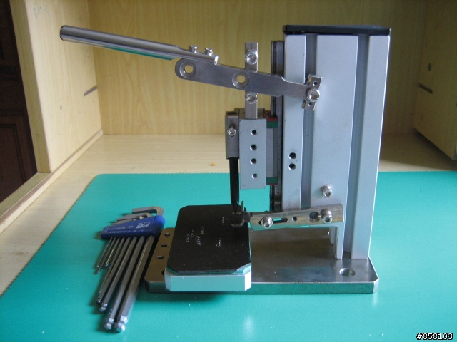 手工拉鍊包及短夾採用自製打孔器製作