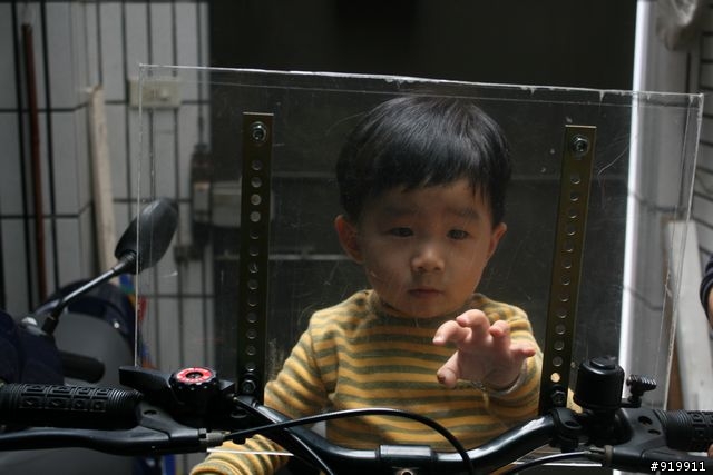 嘟嘟的......................防彈車