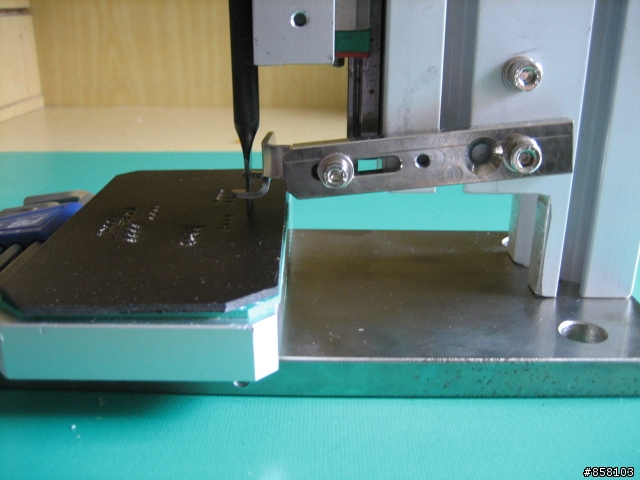 手工拉鍊包及短夾採用自製打孔器製作