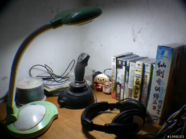 早上起床無聊,把電腦右邊CRT電視搬走後~