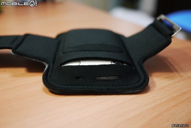 3GS 與Tunewear JOGJACKET 改版運動臂帶開箱合體, 同場加映hTC ONE X來合體