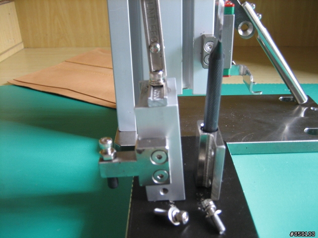 手工拉鍊包及短夾採用自製打孔器製作