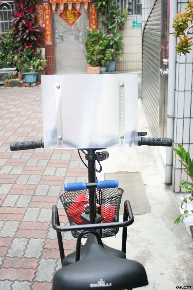 嘟嘟的......................防彈車