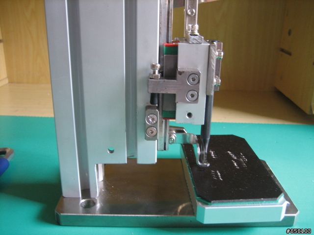 手工拉鍊包及短夾採用自製打孔器製作