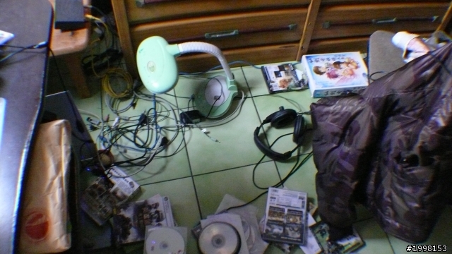 早上起床無聊,把電腦右邊CRT電視搬走後~