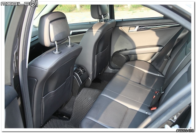 【開箱】2012年式 Benz W204 C180 黑與白--四線道開箱『圖多』