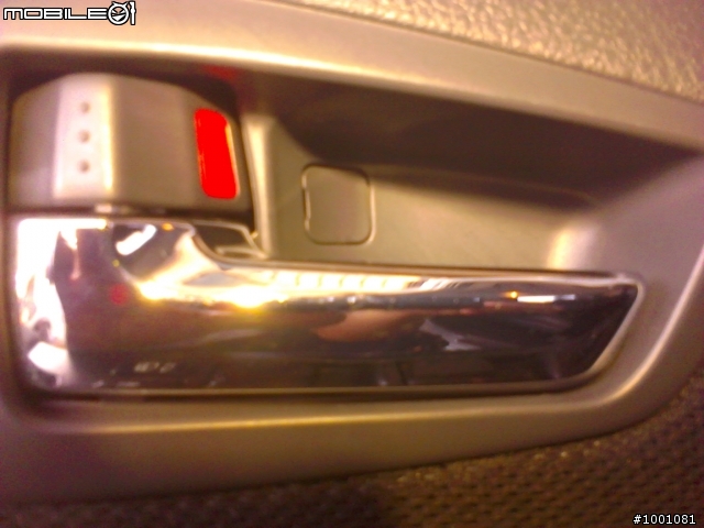 SX4 左前門(駕駛測). 車窗升降有異音..拆開來看看