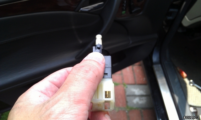 W210 剎車燈開關(Brake Light Switch), 油位感知器(Oil level sensor)更換及機油壓力測試口油漬