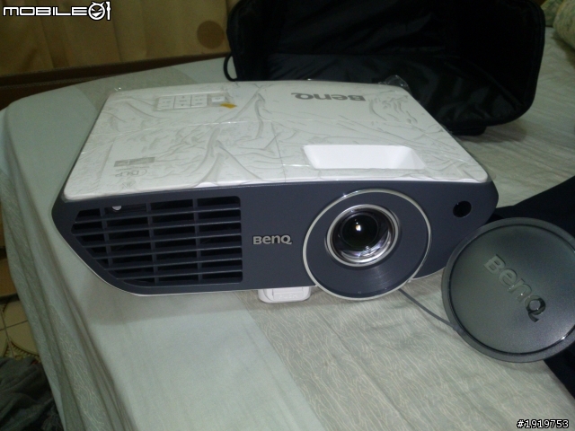 (開箱)朋友的BENQ W710ST 短焦投影機+簡易型100"布幕