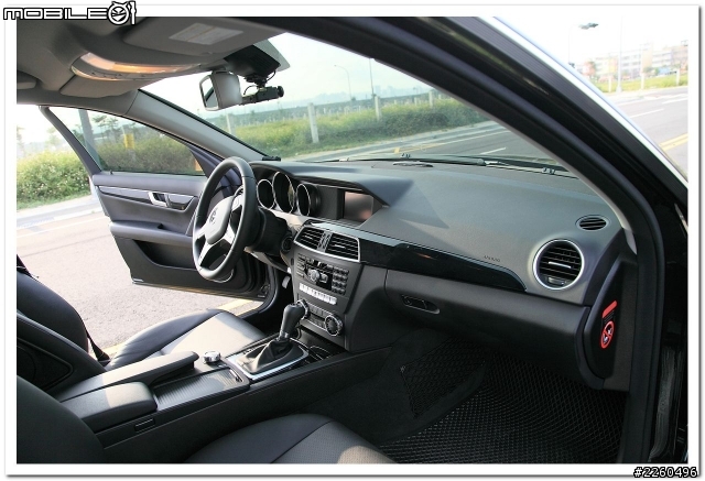 【開箱】2012年式 Benz W204 C180 黑與白--四線道開箱『圖多』