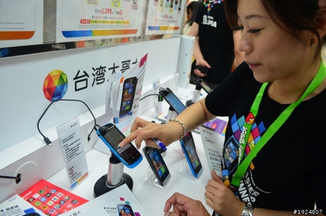 Nokia Lumia 610 週日在門市體驗PK的現場實況