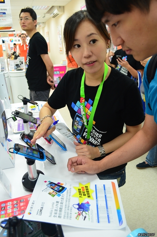 Nokia Lumia 610 週日在門市體驗PK的現場實況