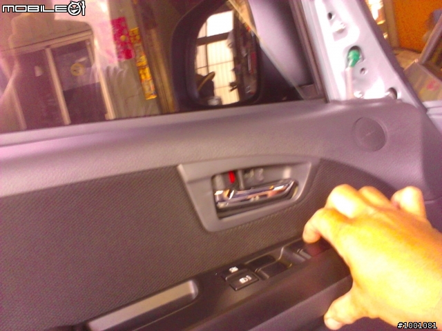 SX4 左前門(駕駛測). 車窗升降有異音..拆開來看看