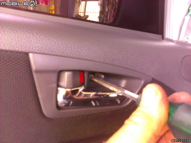 SX4 左前門(駕駛測). 車窗升降有異音..拆開來看看