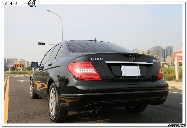 【開箱】2012年式 Benz W204 C180 黑與白--四線道開箱『圖多』