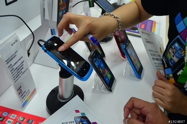Nokia Lumia 610 週日在門市體驗PK的現場實況
