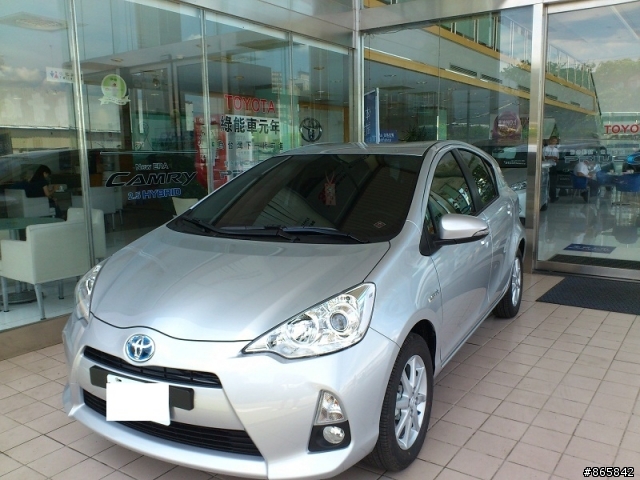 Prius C 極光銀OPEN (晚開箱)