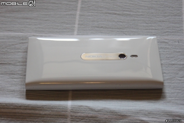【開箱】NOKIA Lumia 800 白寡婦美麗開箱!!!