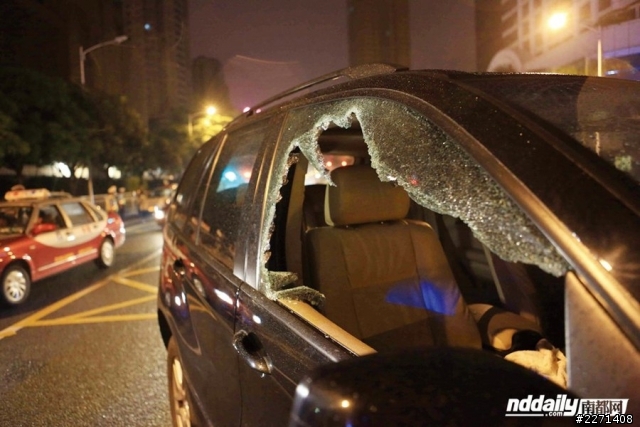 深圳寶馬男酒駕拒下車,交警砸窗強測!(圖)