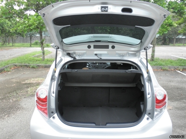 Prius C 極光銀OPEN (晚開箱)