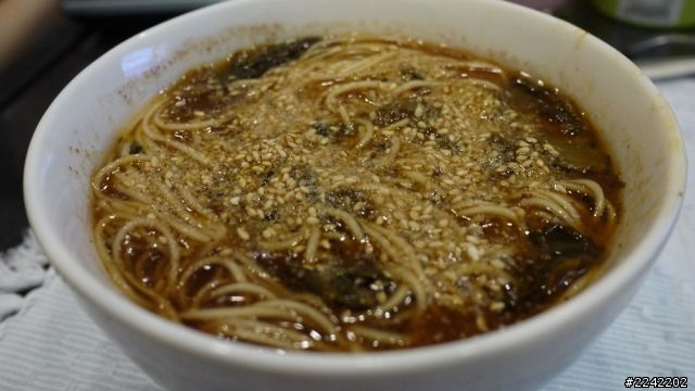 《日本\伴手禮》宵夜新選擇 ~簡單方便的 一風堂拉麵 赤丸\白丸~