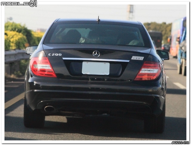 【開箱】2012年式 Benz W204 C180 黑與白--四線道開箱『圖多』