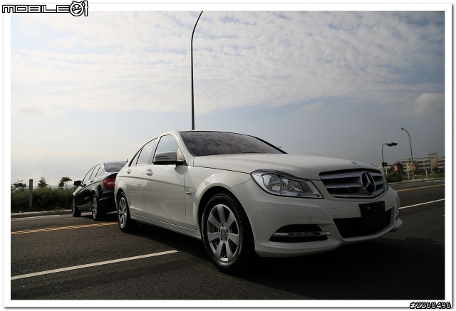 【開箱】2012年式 Benz W204 C180 黑與白--四線道開箱『圖多』