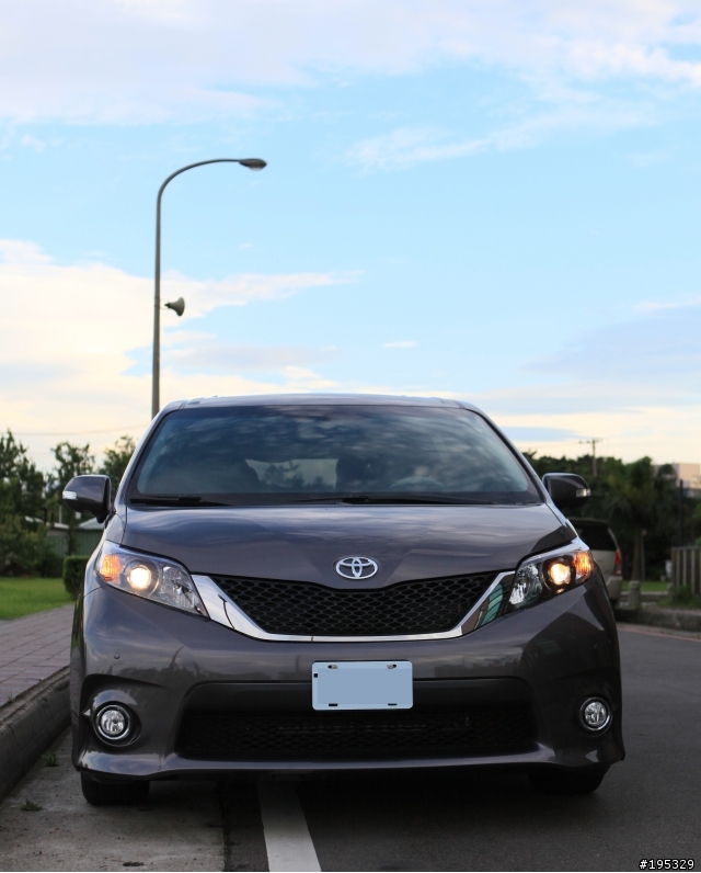 小鴨鴨尋親記 -- 幸福。移動。城堡 TOYOTA SIENNA