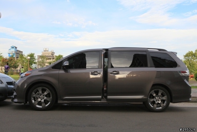 小鴨鴨尋親記 -- 幸福。移動。城堡 TOYOTA SIENNA
