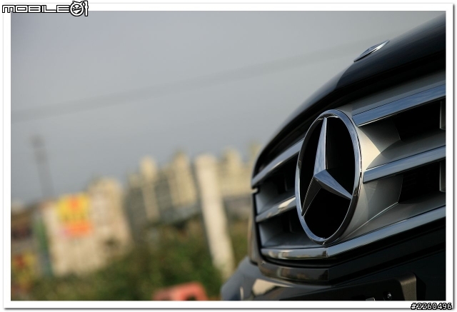 【開箱】2012年式 Benz W204 C180 黑與白--四線道開箱『圖多』